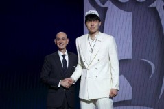 被NBA首轮选中的杨瀚森来自淄博，启蒙教练：希望他学好英语，早日立足NBA