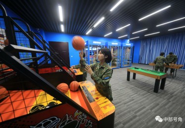 唱吧、桌上足球、音乐放松椅、VR全息体验……带你看不一样的军营周末